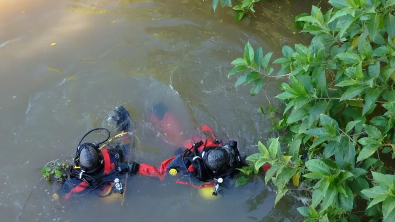 Homem desaparece após pular de ponte para salvar mulher em Itajaí