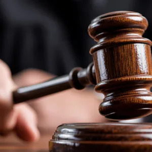 Homem é condenado após chamar segurança de 'macaco' em casa noturna de Joinville