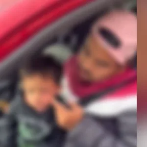 Homem é preso após ser filmado agredindo criança dentro de carro em Palhoça