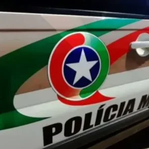 Homem em situação de rua esfaqueia ciclista durante fuga da polícia em Itajaí