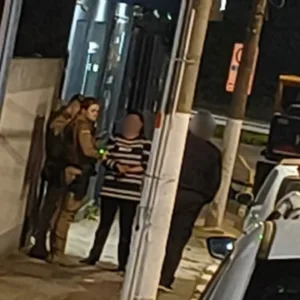 Homem invade centro de dança e é contido por pais