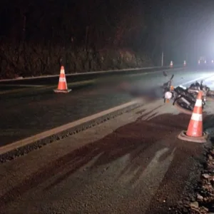 Homem morre após cair de motocicleta e ser atropelado na BR-282 em SC | Foto: PRF/Divulgação