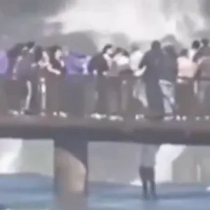 Homem pula em área proibida para buscar celular nas Cataratas do Iguaçu