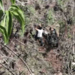 Homem que sequestrou ex-companheira e a jogou de penhasco será indiciado por seis crimes - Imagem: reprodução/ SBT