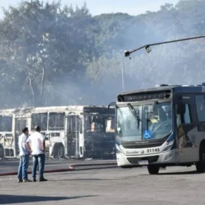 Imagens fortes incêndio destrói 27 ônibus