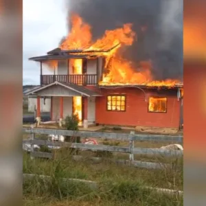 Incêndio destrói residência de madeira em Capão Alto