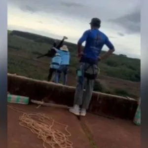 VÍDEO jovem morre ao ser lançada sem corda durante salto de rope jump