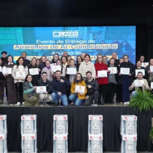 Lages entrega 100 aparelhos de ar-condicionado a escolas