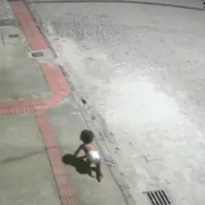Mãe é presa após bebê ser encontrada engatinhando na rua