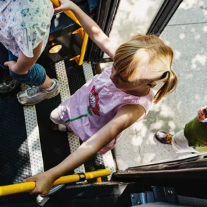 Mãe é presa após 'esquecer' filhos em ônibus escolar no sul de SC