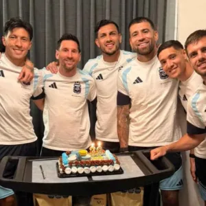 Messi comemora 39 anos com festa na seleção argentina
