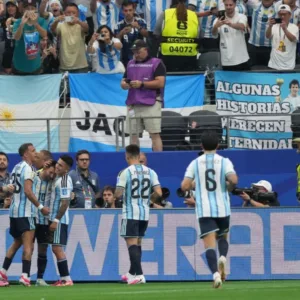 Messi faz dois, bate recorde histórico e classifica Argentina.| Foto: Divulgação SBT Sports / Reprodução
