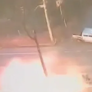 Moto pega fogo após bater em carro e cena impressiona em acidente grave