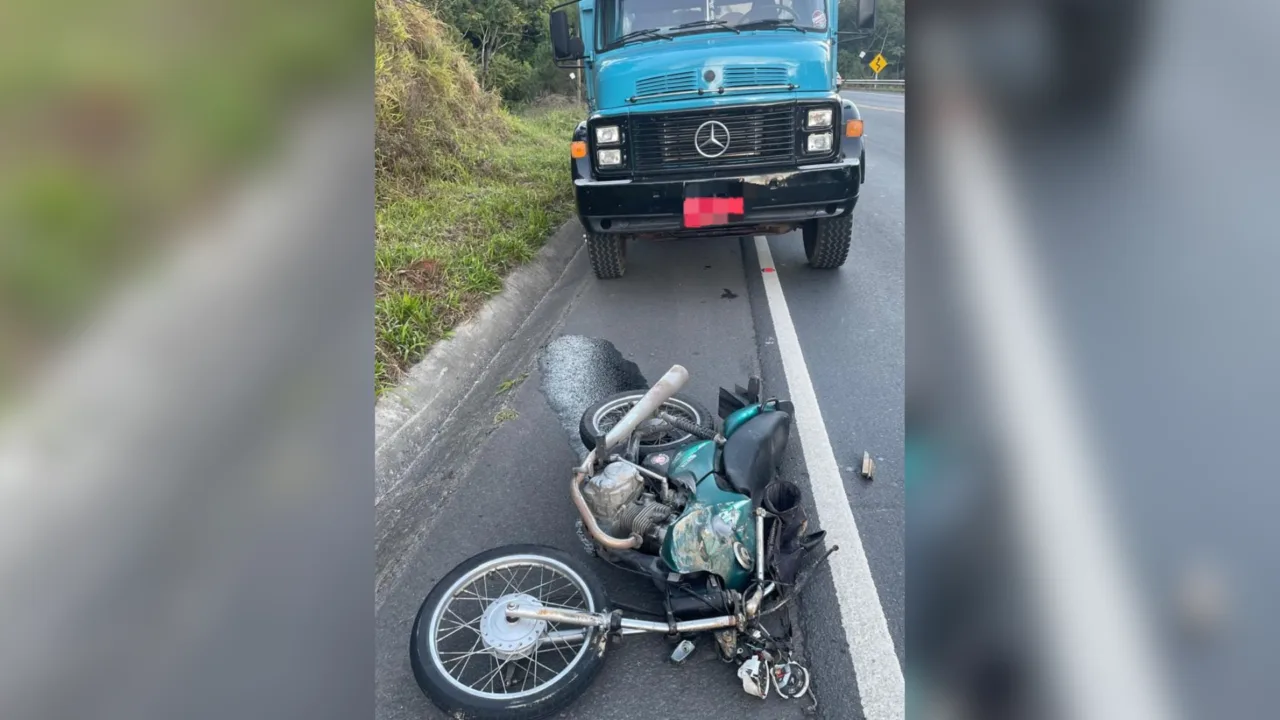 Motociclista morre após batida com caminhão em rodovia de SC