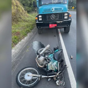 Motociclista morre após batida com caminhão em rodovia de SC