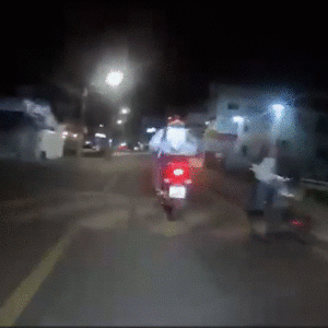 Motociclista sem CNH tenta fugir da polícia após quase atropelar alunos na faixa de pedestres | Foto: Reprodução/CPMRv/Divulgação