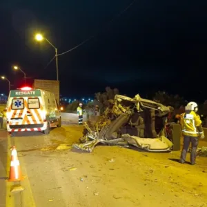 Motorista é retirado de ferragens após batida em Correia Pinto | Foto: Corpo de Bombeiros