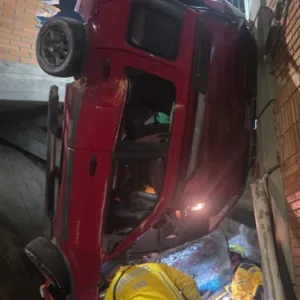 Motorista pede o controle e carro despenca dentro do IFSC após acidente em São José