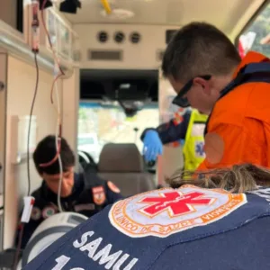 Mulher de 79 anos morre após ser atropelada por caminhão de lixo em Blumenau | Foto: CBMSC/Divulgação
