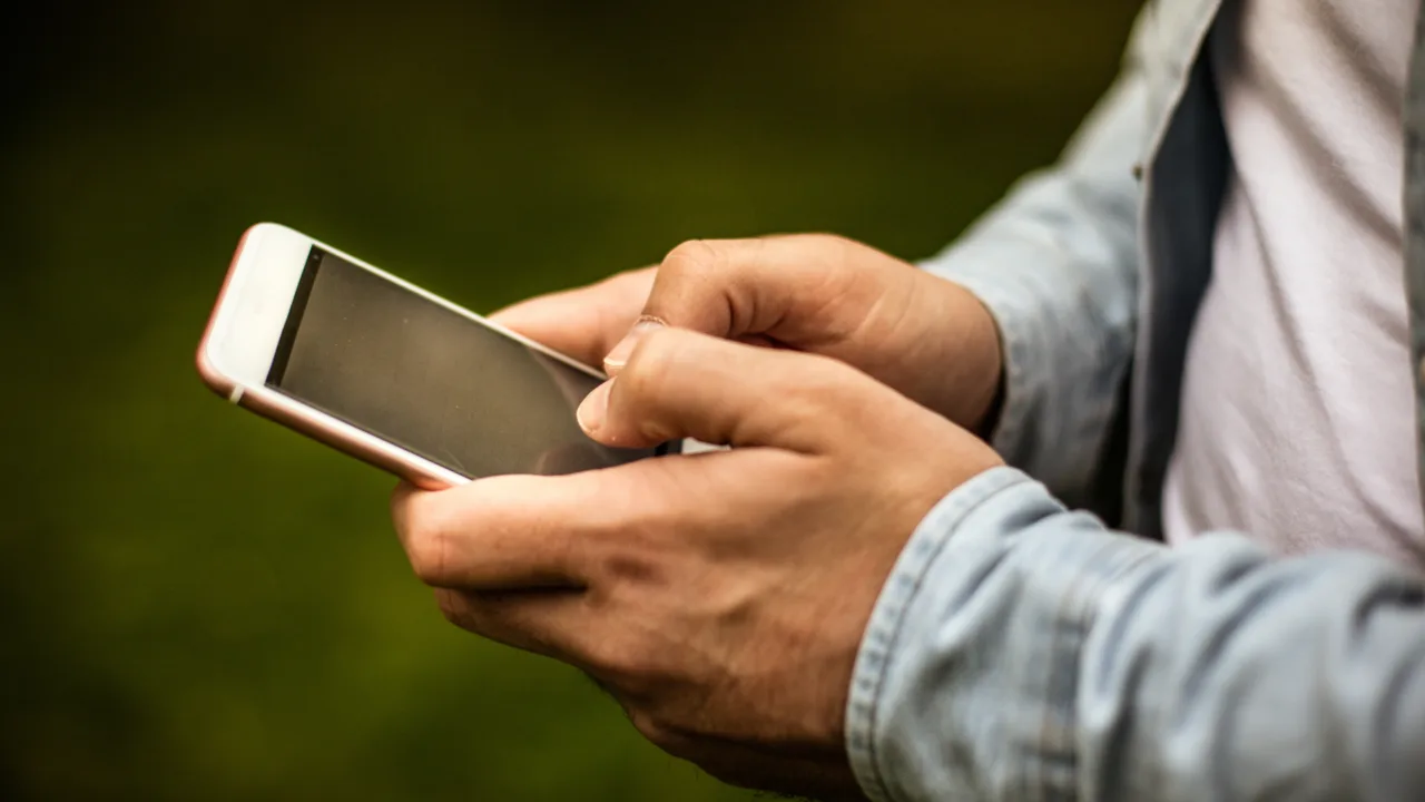 Mulher denuncia funcionário após imagens do celular serem transferidas sem autorização em Chapecó