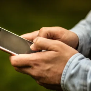 Mulher denuncia funcionário após imagens do celular serem transferidas sem autorização em Chapecó