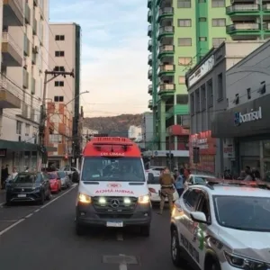 Mulher é presa após atropelar a sogra na saída de delegacia em SC