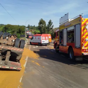 Mulher morre e homem fica ferido após caminhão tombar na BR-282