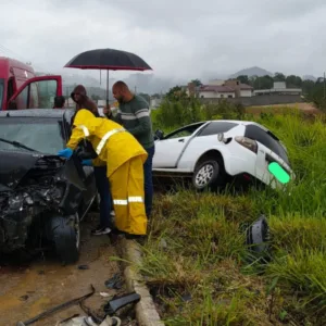 Mulher morre e três pessoas ficam feridas em acidente entre dois carros na SC-390