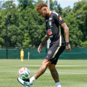 Neymar deixa departamento médico e retorna ao gramado da Seleção.| Foto: Reprodução SBT Sports /Divulgação