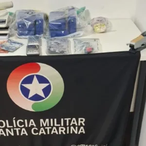PM apreende drogas e cumpre mandado de prisão em Lages | Foto: PMSC 