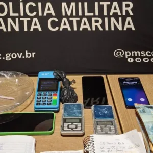 PM apreende jovem por latrocínio e descobre ponto de tráfico em Lages