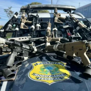 PRF faz maior apreensão de fuzis da história durante operação no Paraná | Foto: PRF/Divulgação