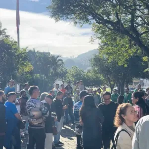 Pescadores artesanais de SC protestam contra fim da cota da tainha em frente a Alesc
