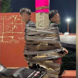 Polícia procura 'Batman mexicano' após suspeitos de furto serem amarrados em postes