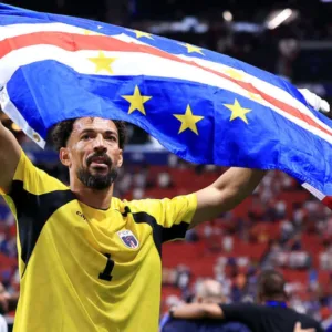 Quem é Vozinha Goleiro viraliza após atuação contra Espanha na Copa| Foto: EFE/ Divulgação / Reprodução SBT Sports