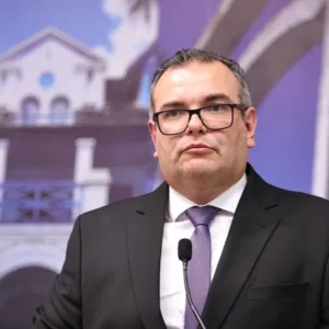 Quem substitui Cleiton Profeta Médico toma posse na Câmara de Joinville