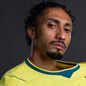 Raphinha quebra silêncio após lesão e projeta retorno à Seleção Brasileira