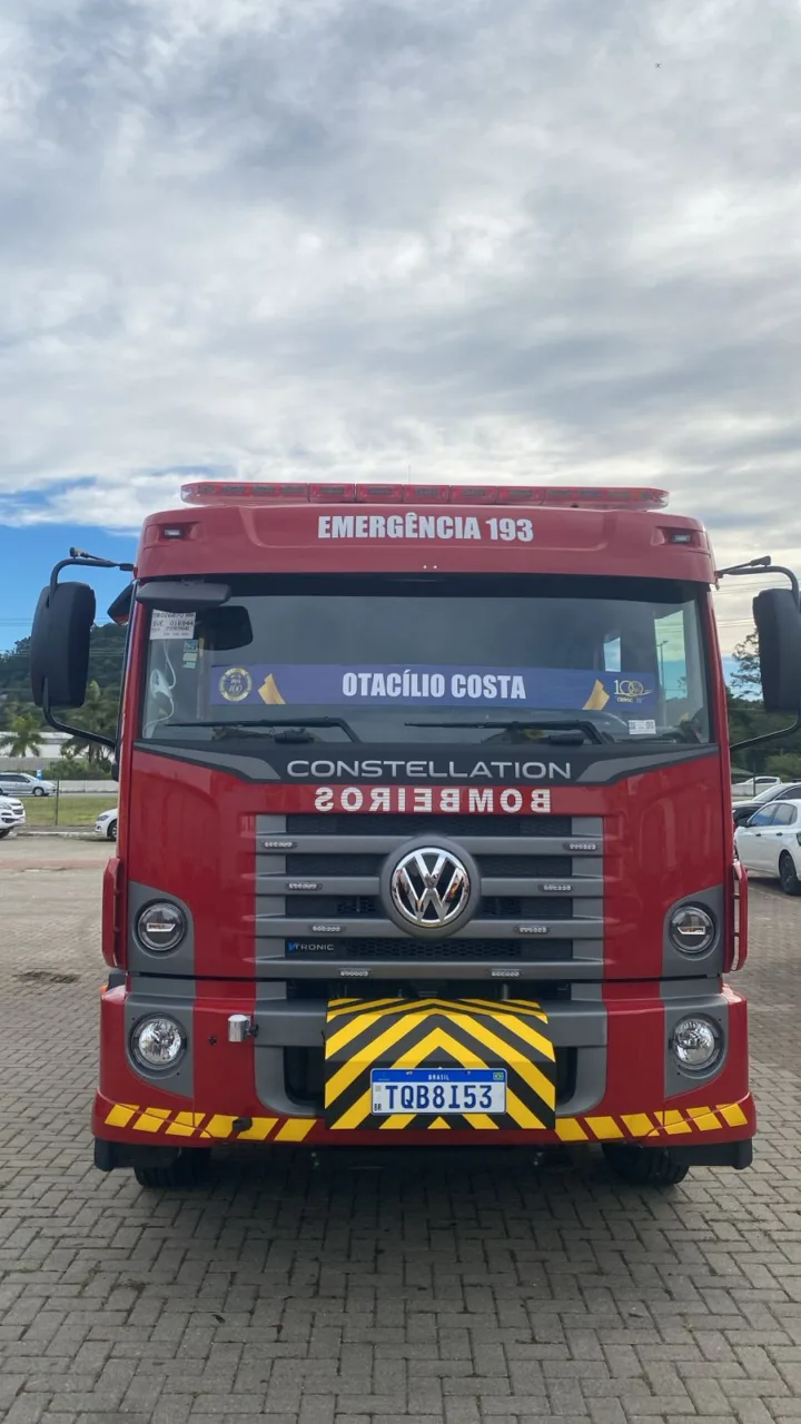 Serra Catarinense recebe três novos caminhões de bombeiro