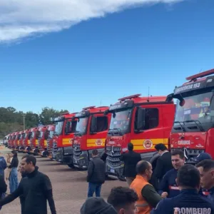Serra Catarinense recebe três novos caminhões de bombeiro