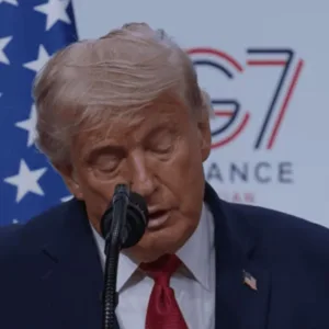 Trump troca Bolsonaros ao criticar cenário político no Brasil.| Foto:  Reprodução/Casa Branca/Divulgação SBT News