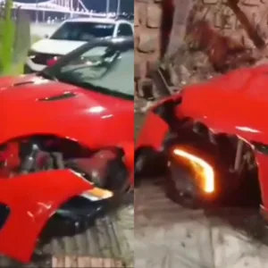 VÍDEO: Carro de luxo fica destruído após acidente na Beira-Mar Norte, em Florianópolis
