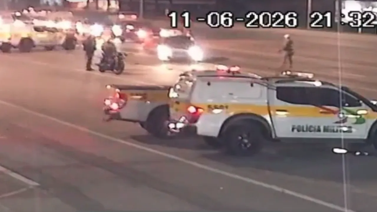 VÍDEO motorista sem CNH tenta fugir de blitz da Lei Seca e acaba preso na SC-401 em Florianópolis