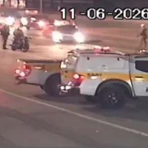 VÍDEO motorista sem CNH tenta fugir de blitz da Lei Seca e acaba preso na SC-401 em Florianópolis