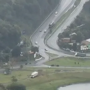 Vídeo mostra momento em que caminhão tomba na SC-480 | Imagem: @portalchapeco/Cedido 
