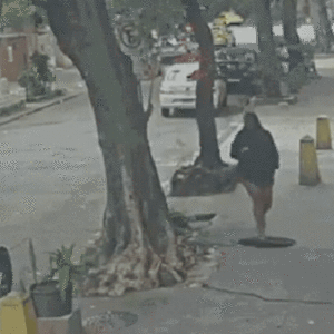 Vídeo mostra mulher sendo 'engolida' por bueiro no RJ