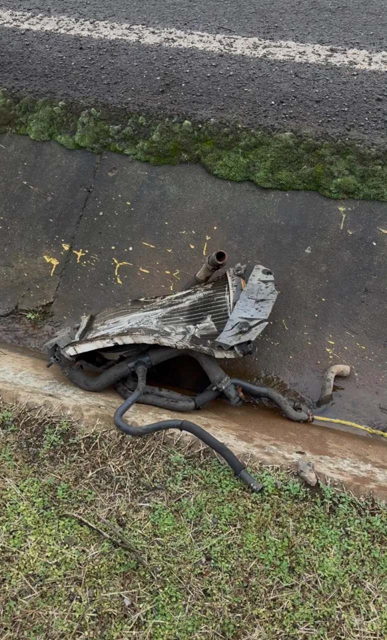 Colisão frontal envolvendo três veículos deixa um morto na BR-282