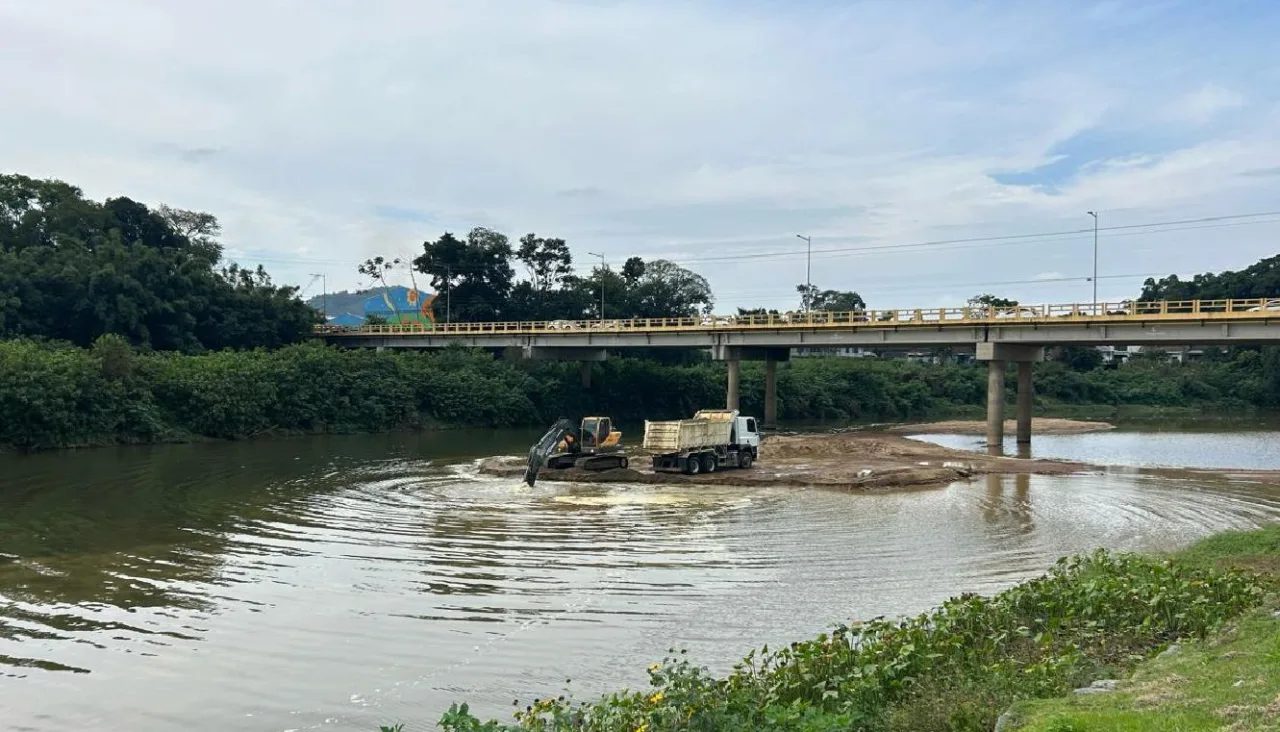 Denúncia de espuma misteriosa mobilica fiscalização em rio de SC