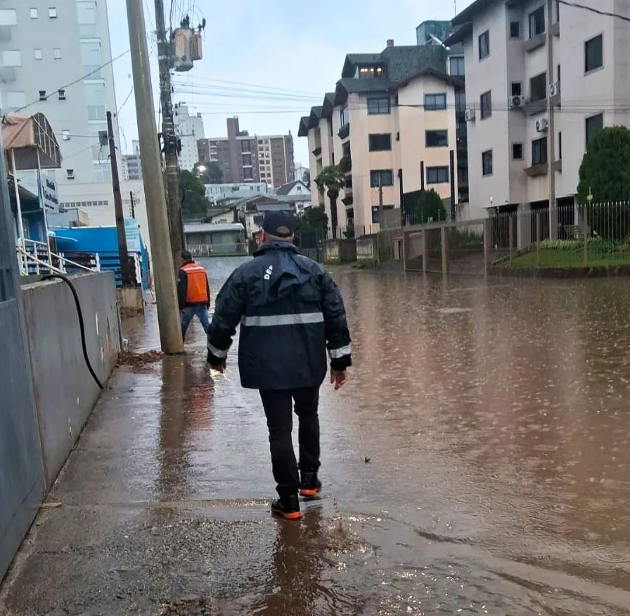 Forte chuva atinge Lages e alaga bairros neste sábado (11)
