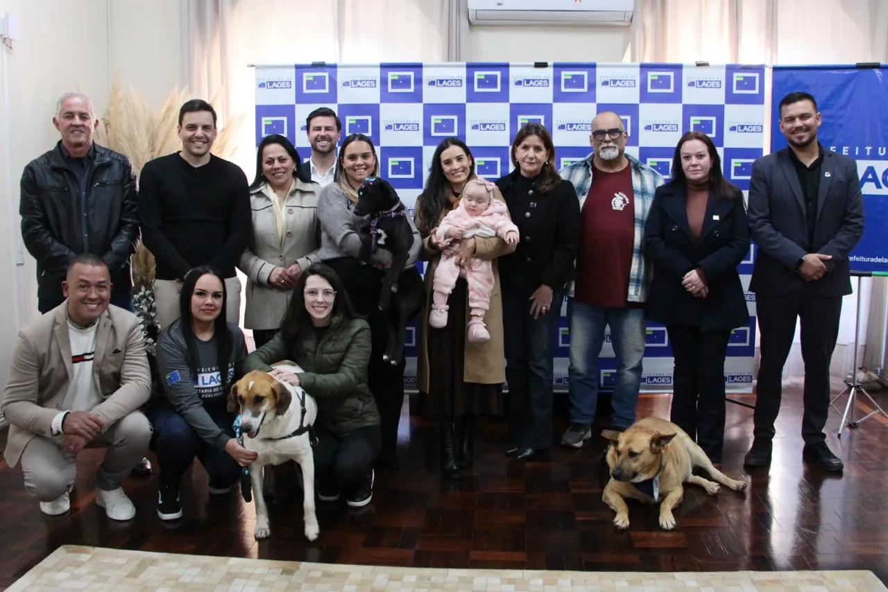 Cães comunitários de Lages recebem coleiras com QR Code