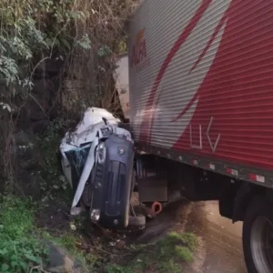 Acidente entre quatro veículos interdita parcialmente a BR-470 em Rio do Sul